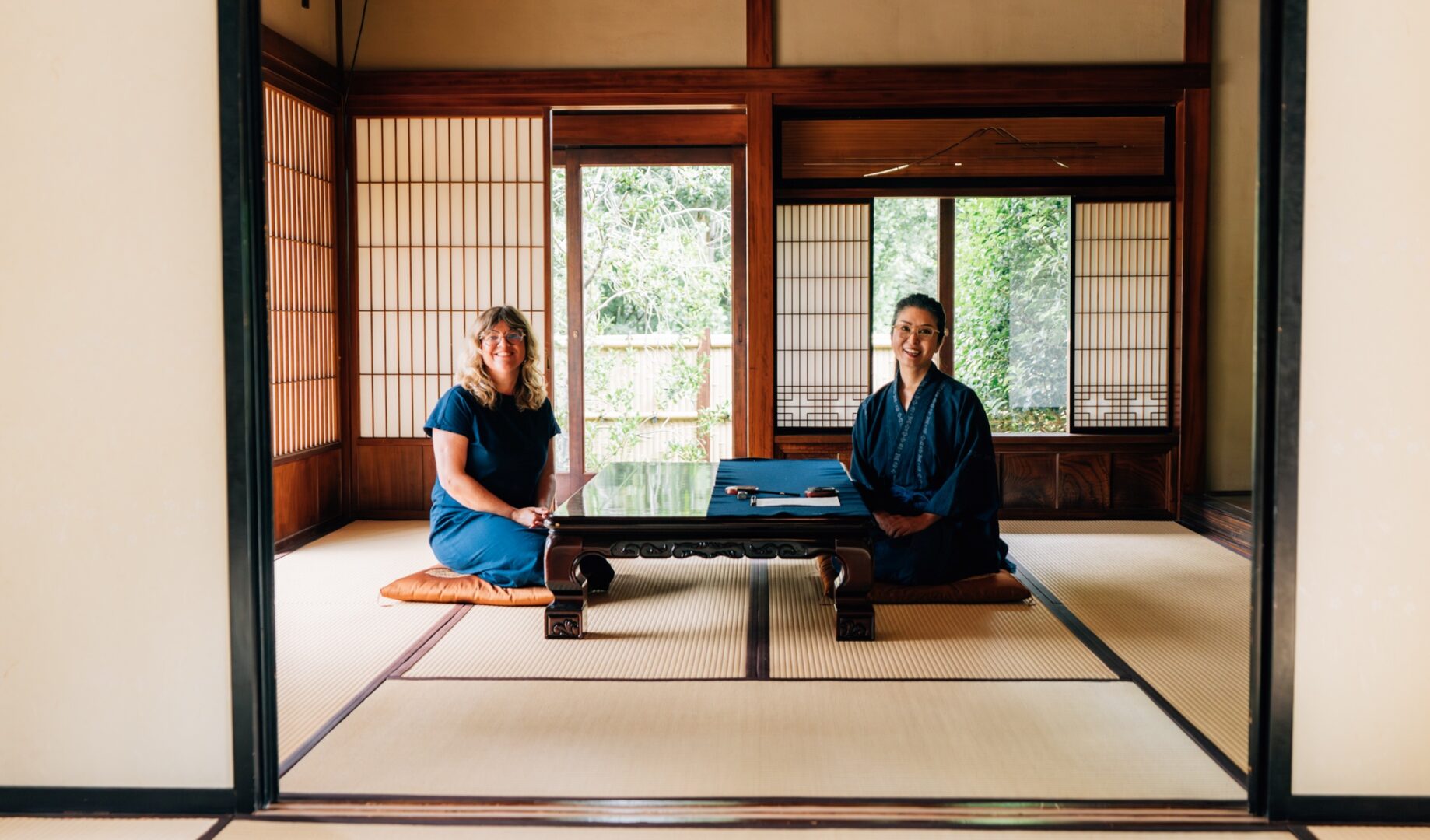 Karolina Landowski (links) und Aya Murakami sitzen in einem typisch japanischen Raum beim Interview und schauen in die Kamera.