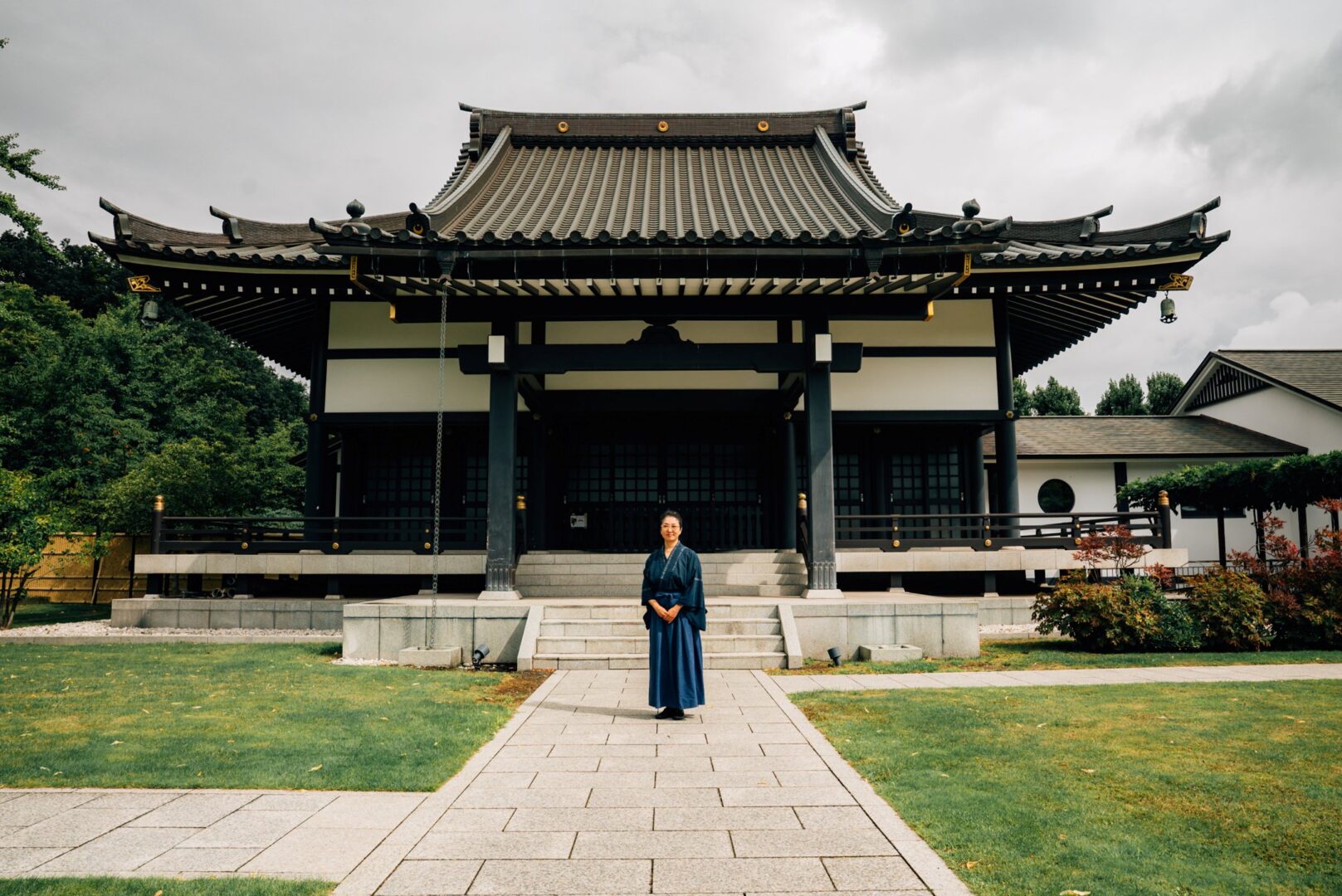 Aya Murakami steht auf einem Weg vor dem EKO-Haus.