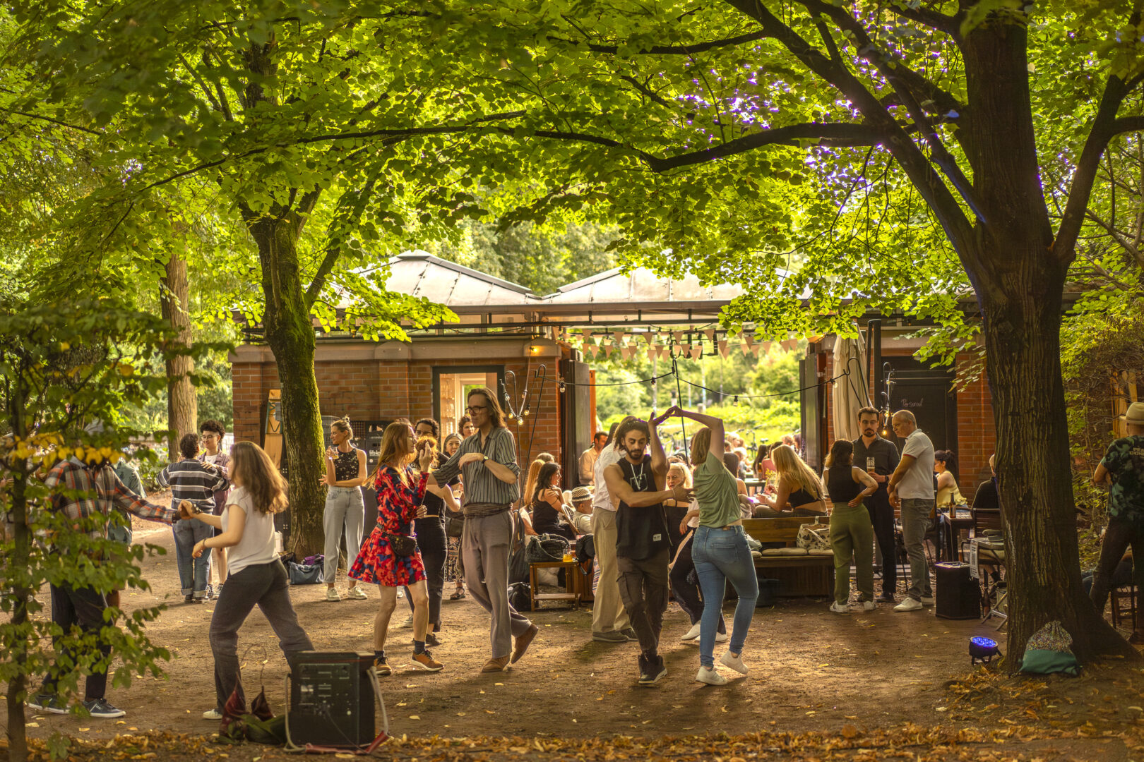 Man sieht Salsa tanzende Leute in der Lilo Café-Bar im Volksgarten.