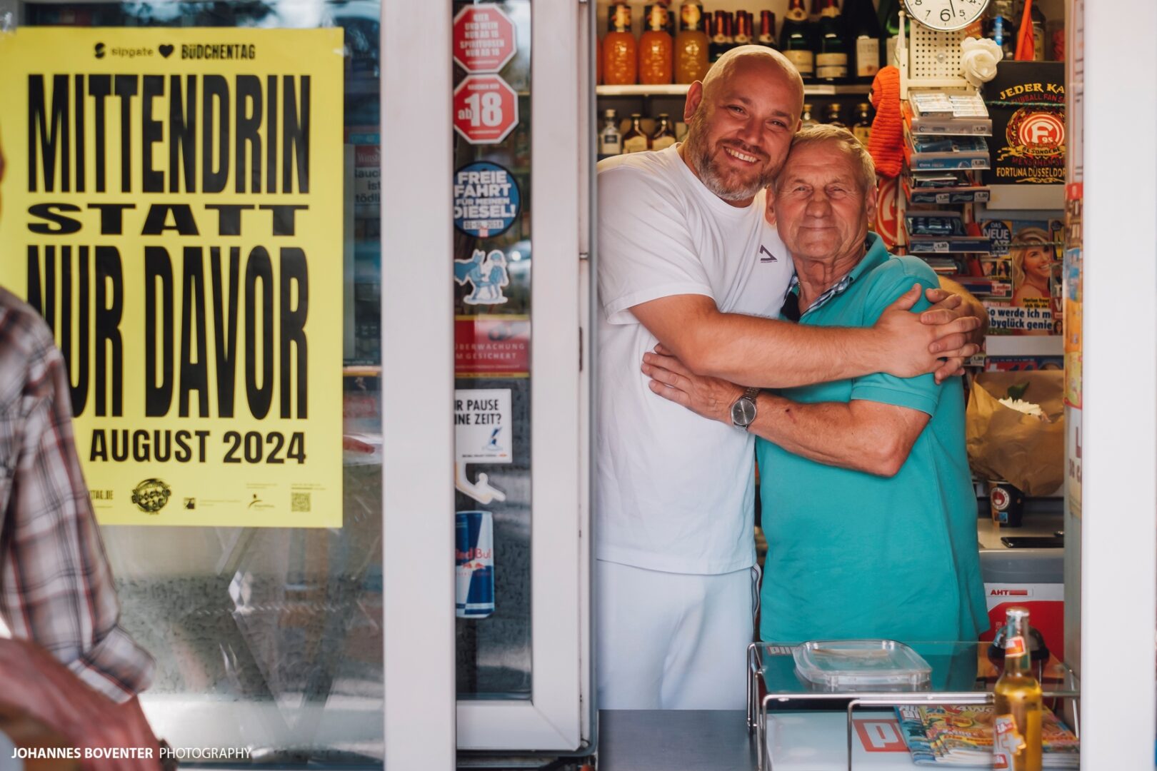 Man sieht Conny und Willi in ihrem Büdchen durch das Durchreichfenster fotografiert. 
