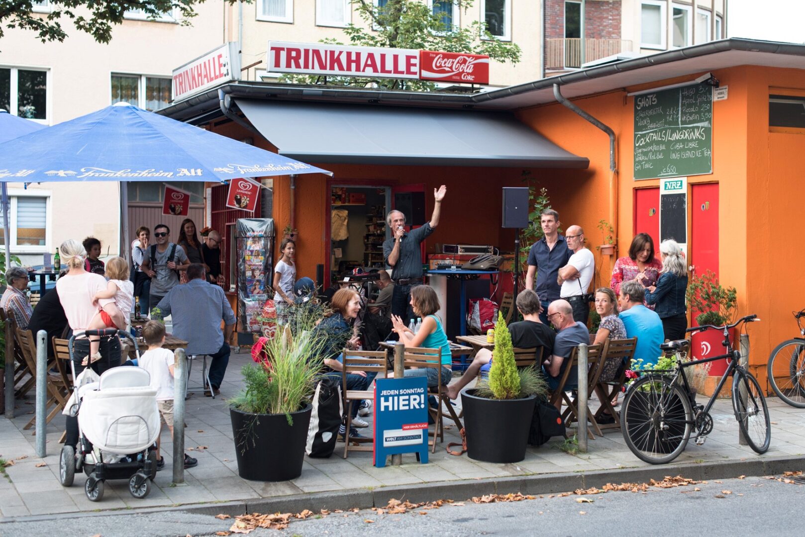 Man sieht eine Trinkhalle am Büdchentag. 