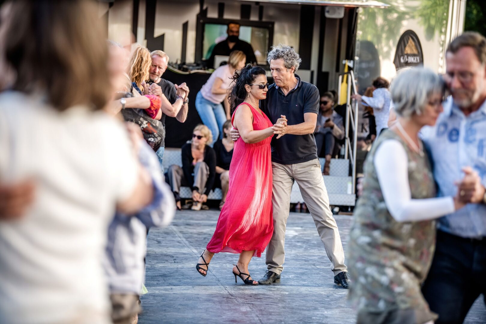 Man sieht Tango-Tänzer*innen am Kö-Bogen.