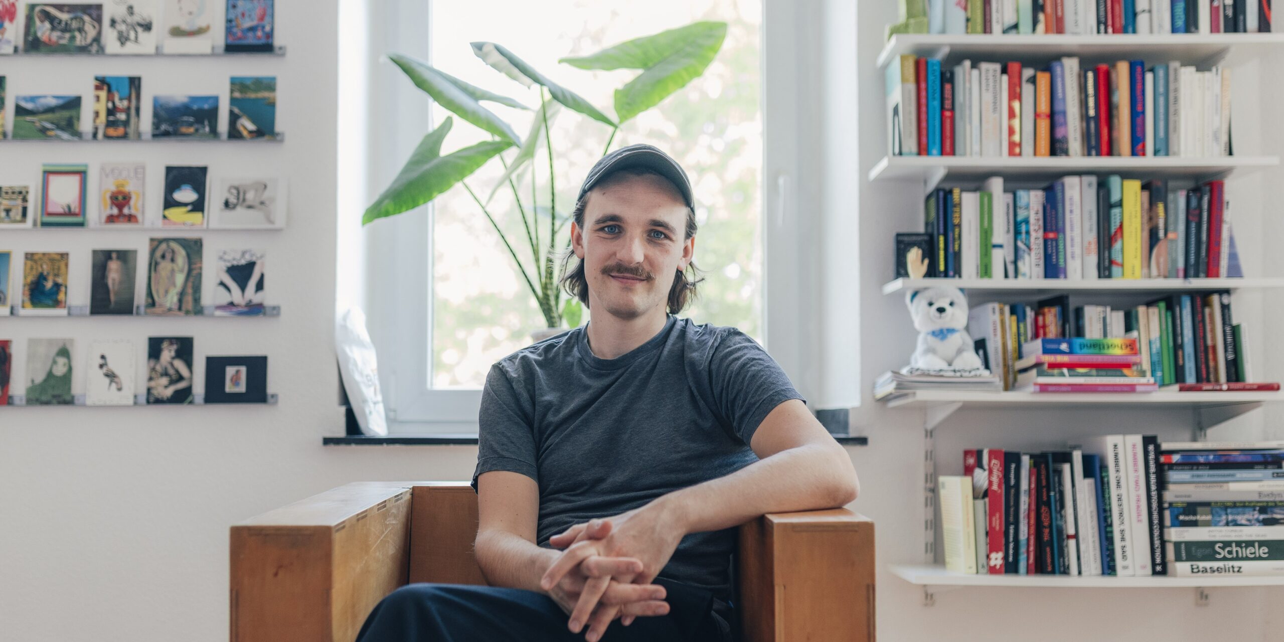 Zu Besuch bei Kaleb Erdmann, Autor der Romane „wir sind pioniere“ & „Die Ausweichschule“