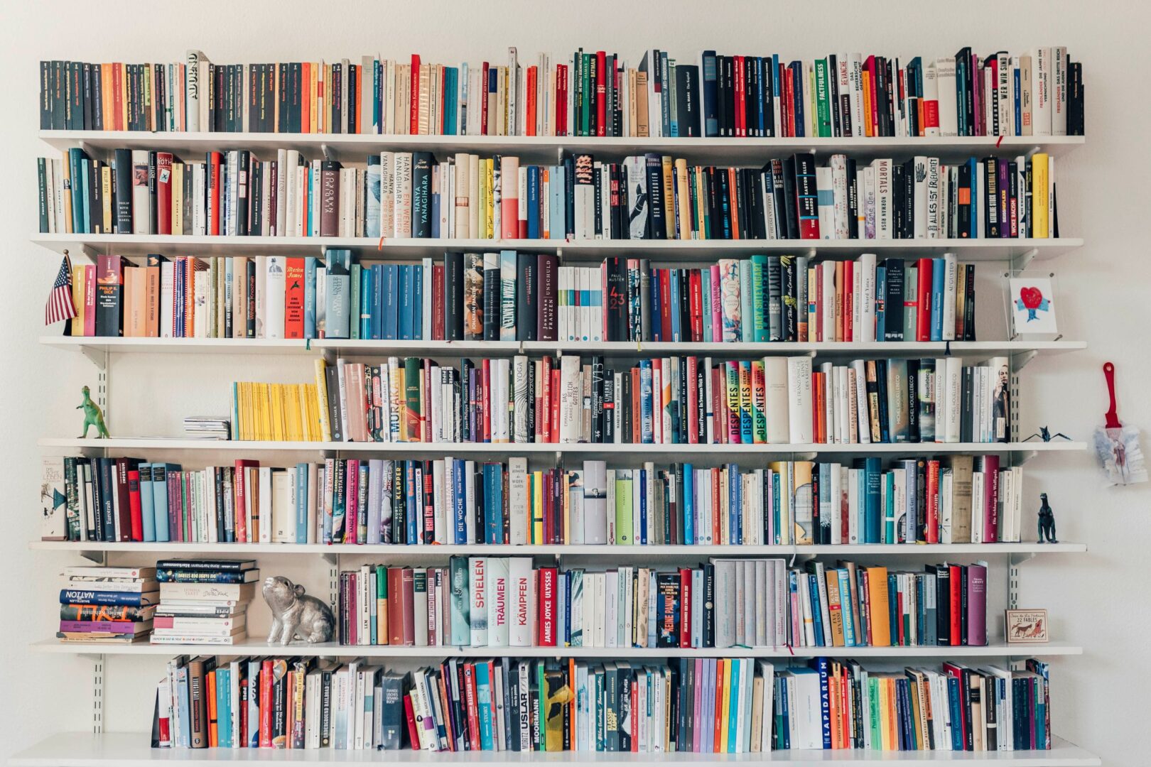 Man sieht ein Bücherregal voller Bücher im Wohnraum von Kaleb Erdmann.