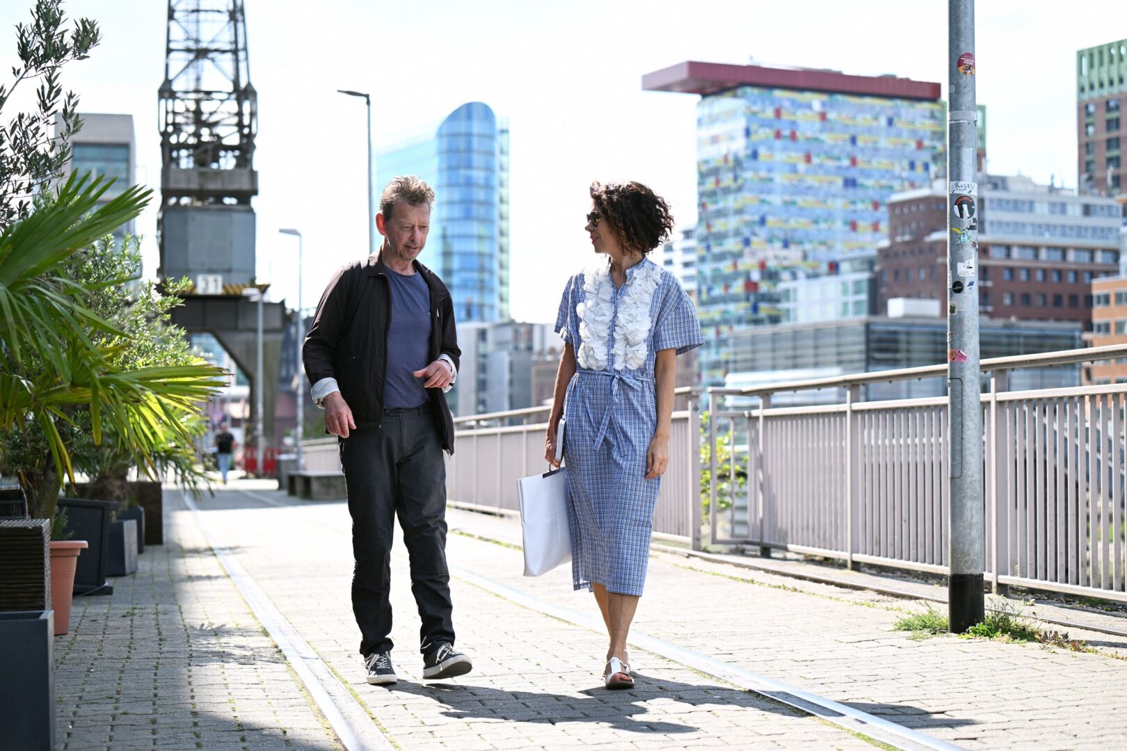 Klaus Englert und Autorin Ilona Marx spazieren durch den MedienHafen. 
