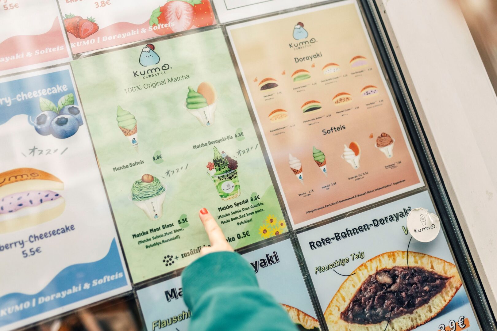 Man sieht die kunterbunte Speisekarte mit Illustrationen von Matcha-Gebäck.