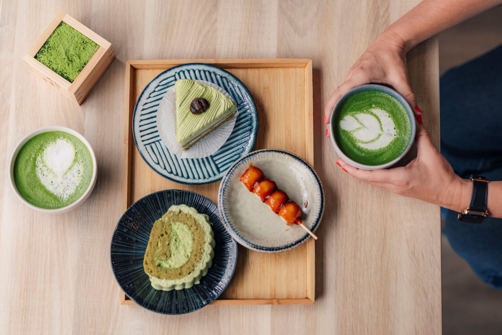 Man sieht von oben einen Tisch voller Matcha-Spezialitäten.