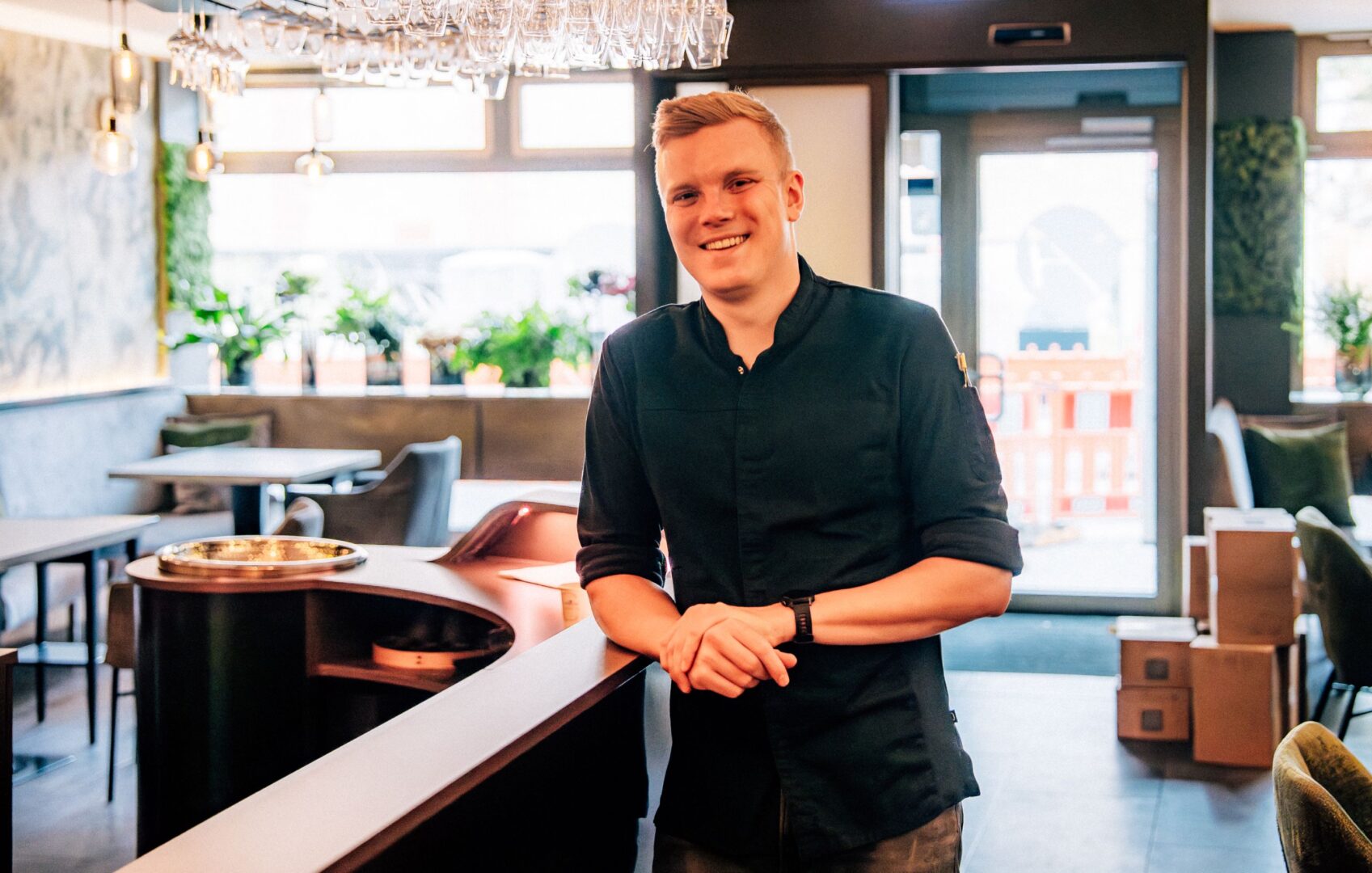 Jaspar Wcislo lehnt an der runden Bar im Agata's.