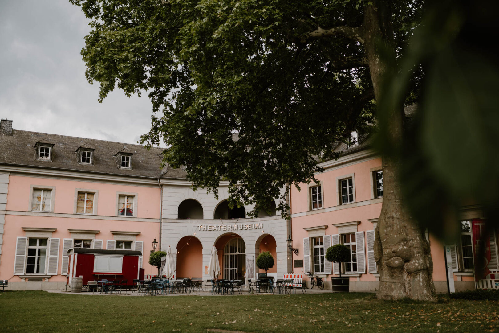 Das Hofgartenhaus stammt aus dem späten 18. Jahrhundert, ist rosa und weiß und liegt im Hofgarten.