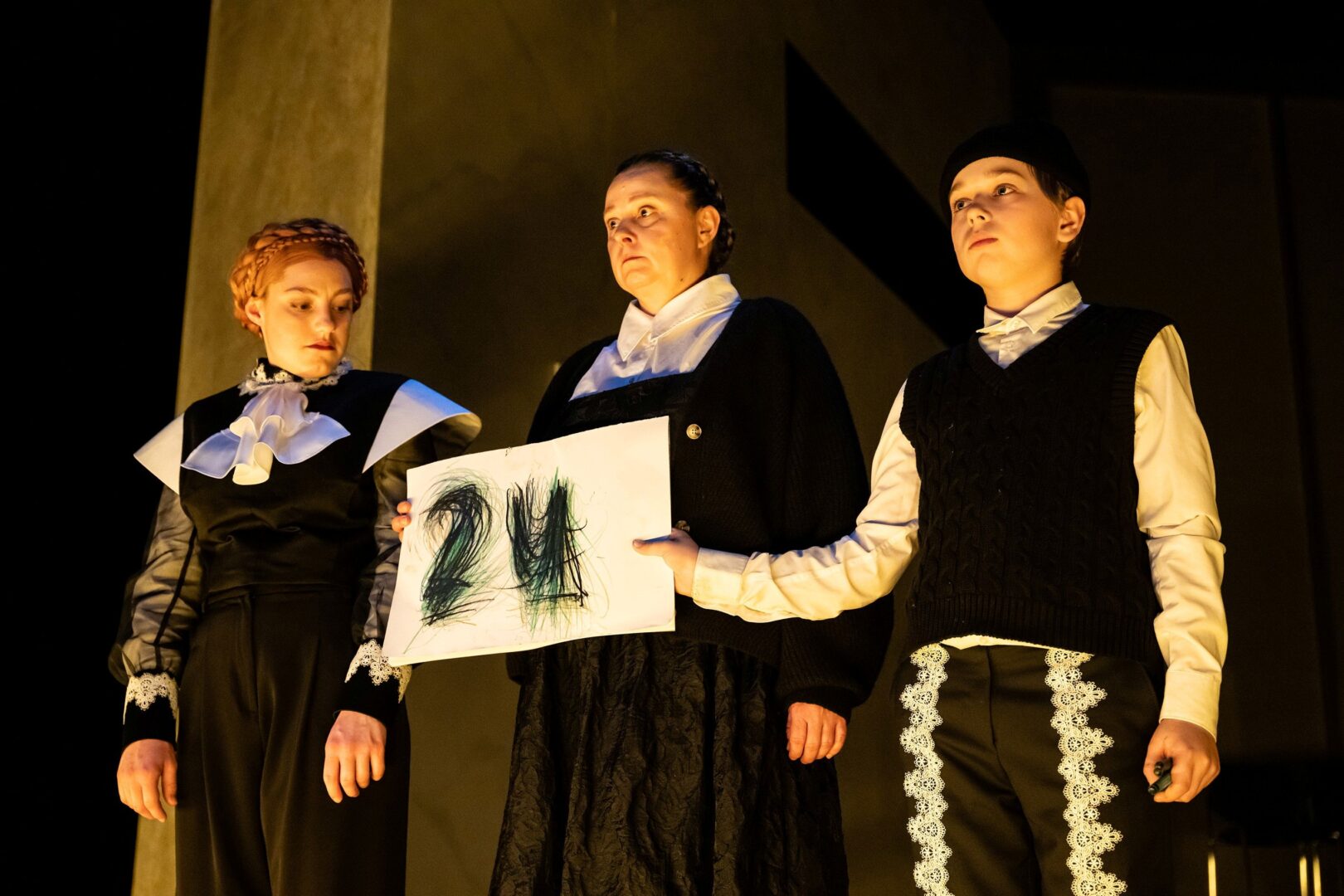 Sophie Stockinger mit zwei weiteren Schauspielerinnen auf der Bühne im Stück: Die Orestie. Nach dem Krieg.