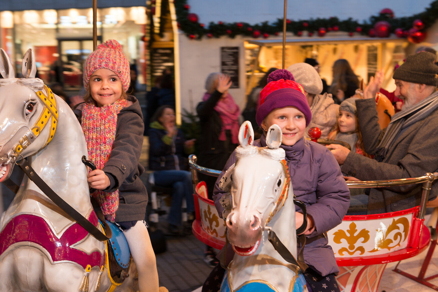 Kinder auf Pferden einen Karussells auf dem Weihnachtsmarkt Düsseldorf.