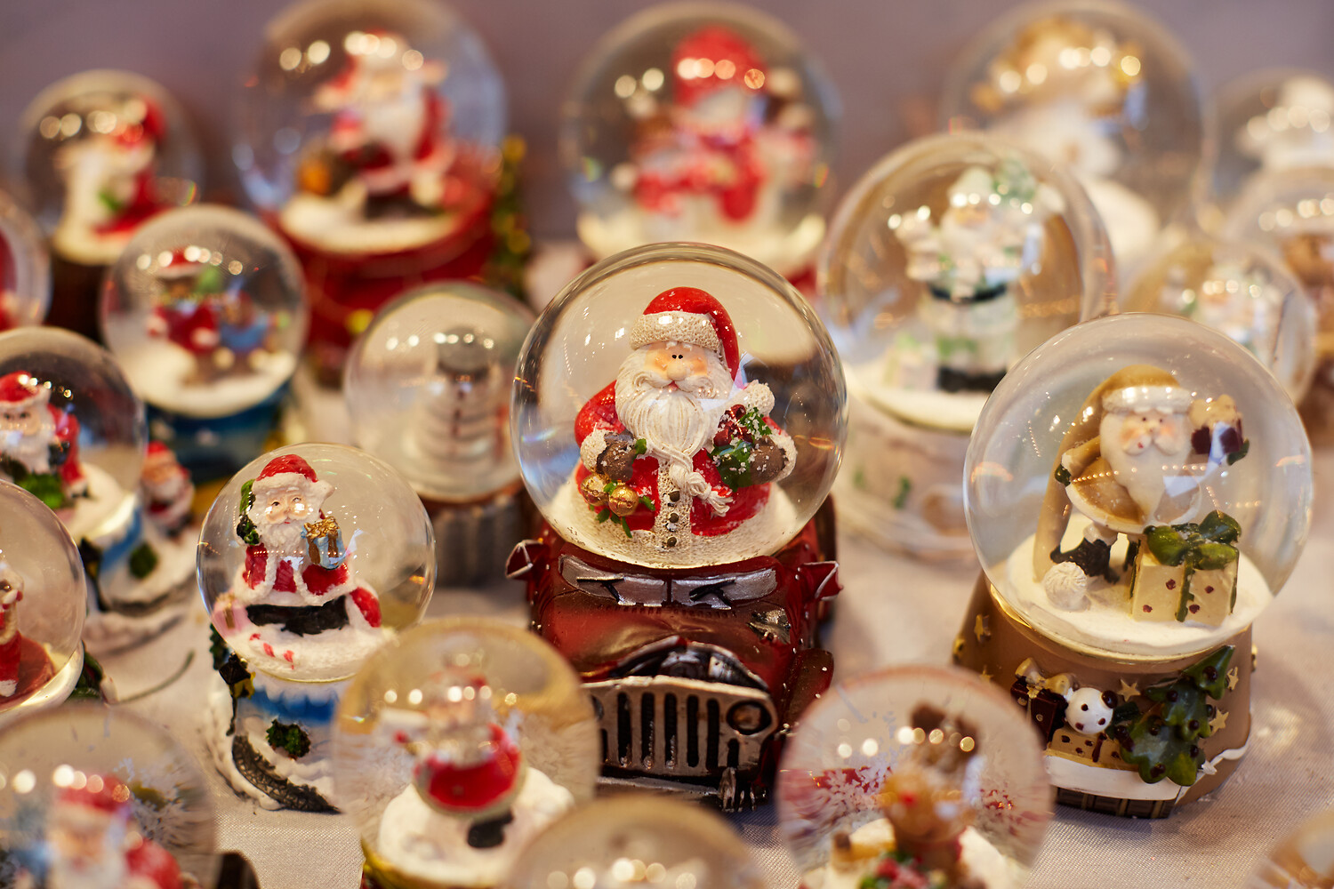 Auf dem Weihnachtsmarkt Düsseldorf: Schneekugeln mit Weihnachtsmännern.