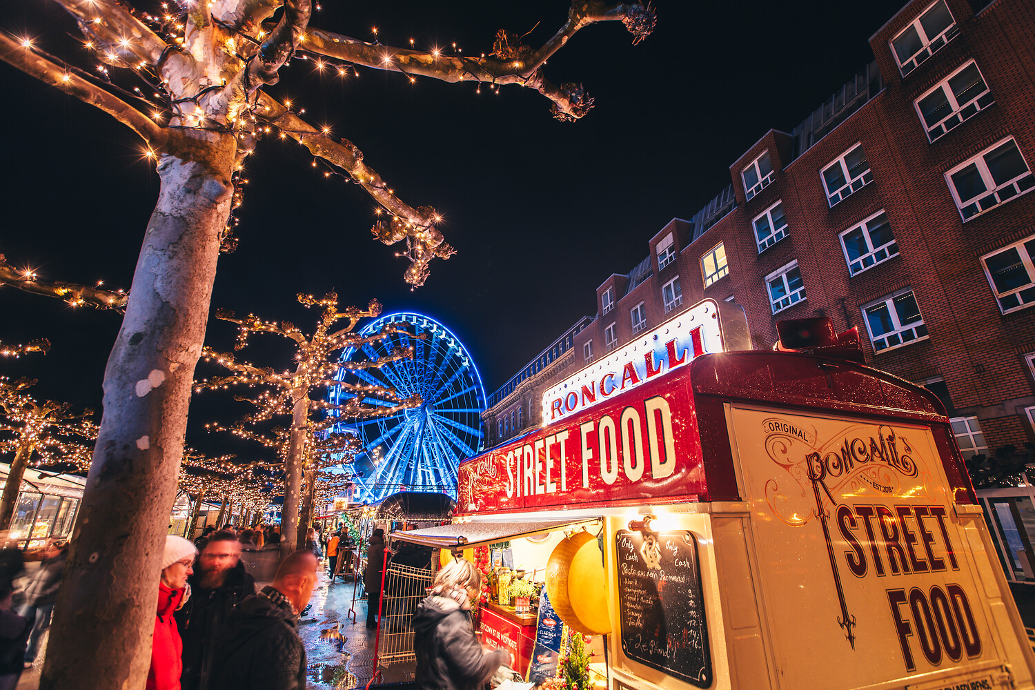Man sieht einen Teil der Weihnachtspromenade von Roncalli