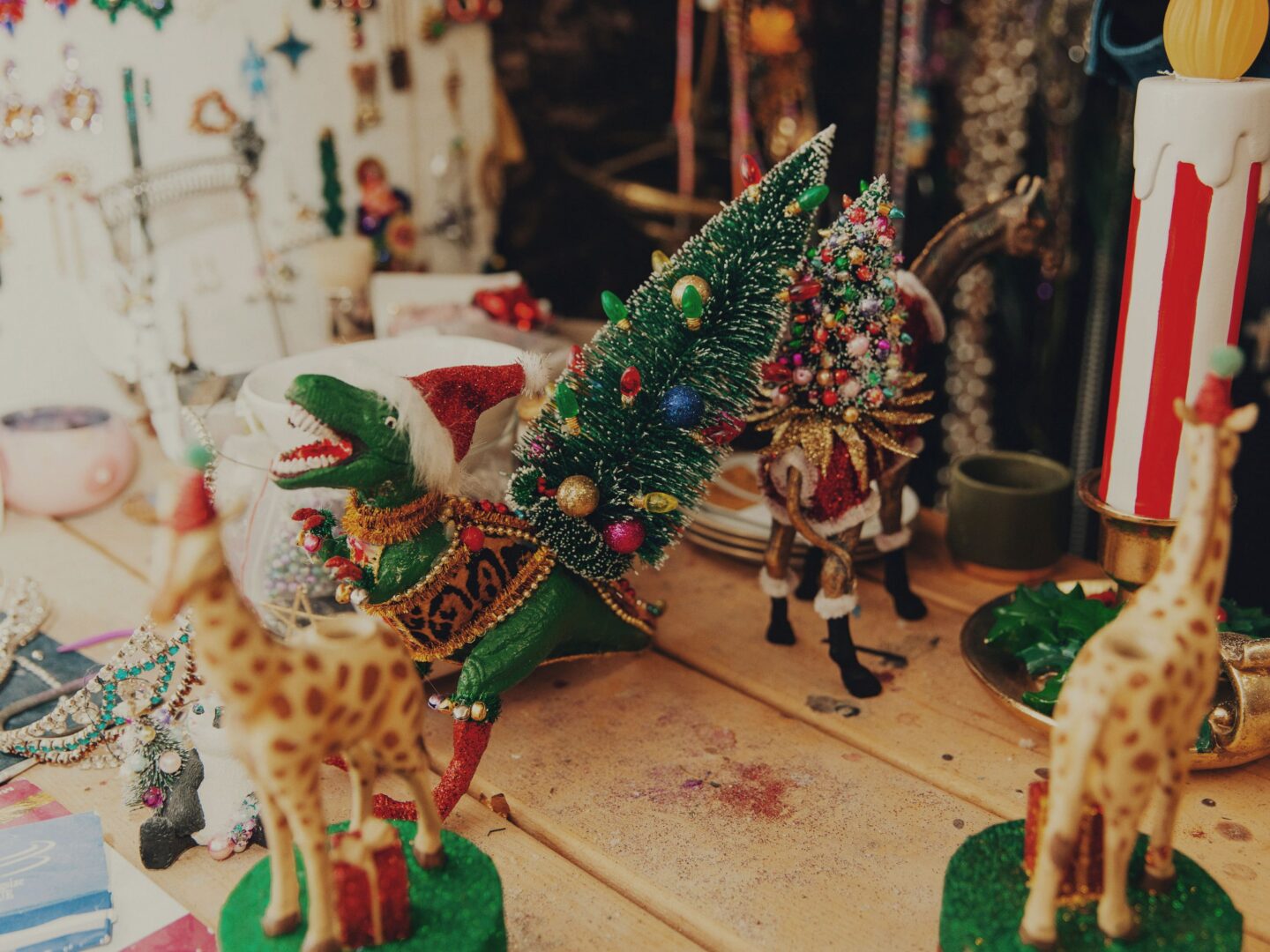 Im Atelier von Rolf Buck: Auschnitt Arbeitstisch mit weihnachtlich geschmücktem Dino.