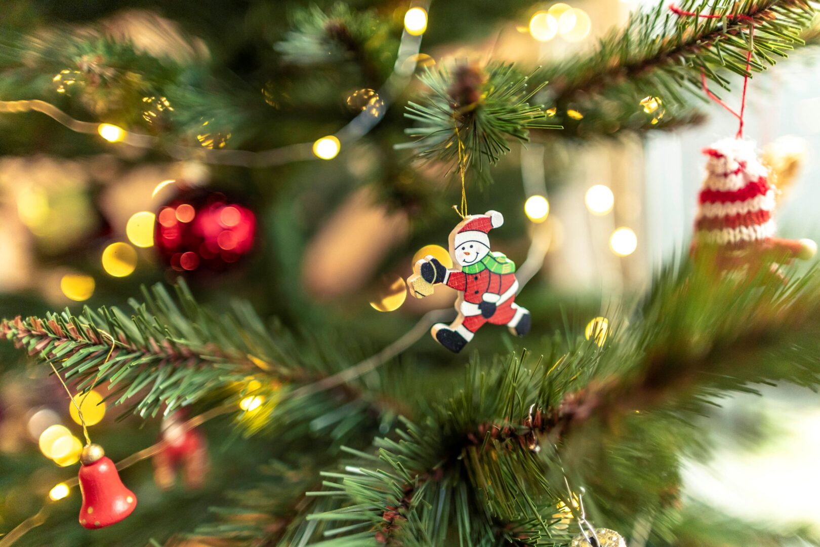 Düsseldorfer Symphoniker: Zuhause bei der Geigerin und dem Bratschisten. Man sieht einen Ausschnitt aus dem Tannenbaum mit einem Schneemannhängerchen.