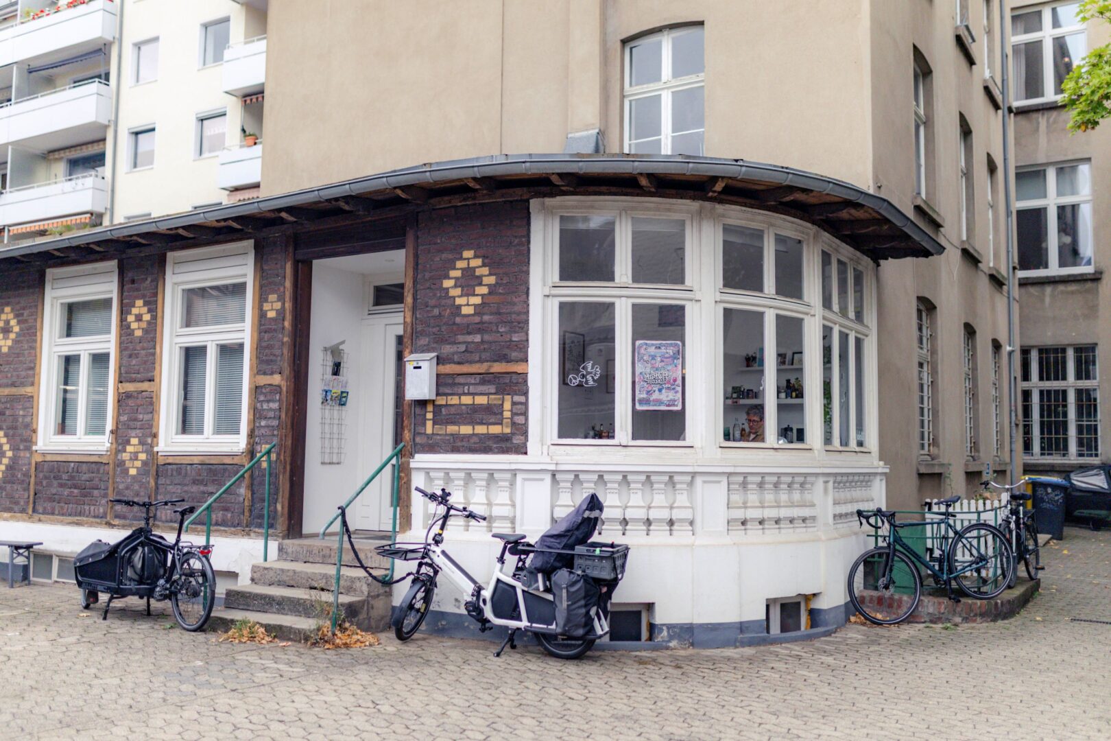 Studio Rabotti, man sieht ein einstöckiges Gebäude in einem Hinterhof in Flingern. Hier arbeitet Max Fiedler.