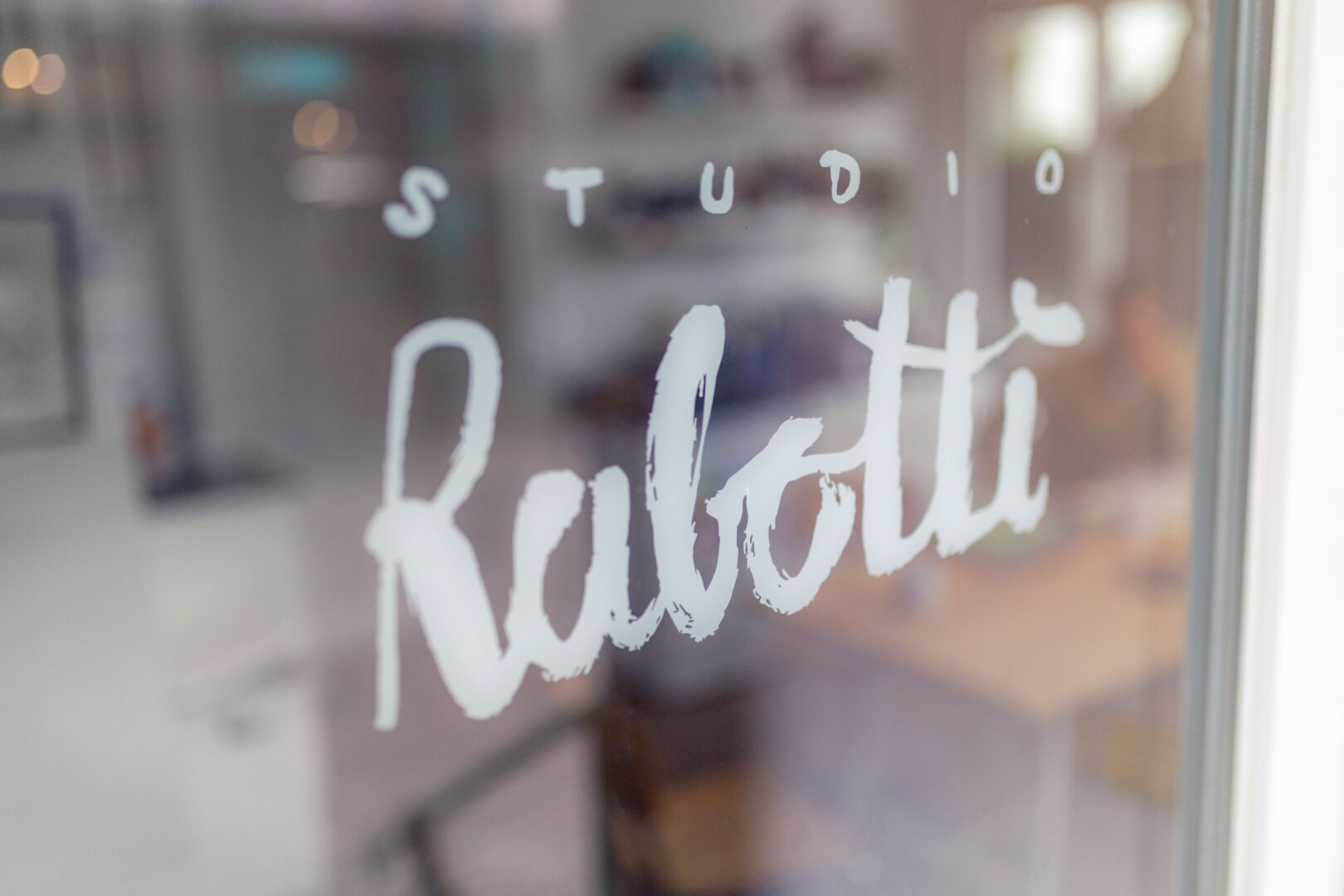 Man sieht eine Scheib mit dem Schriftzug Studio Rabotti, der Ateliergemeinschaft von Max Fiedler.