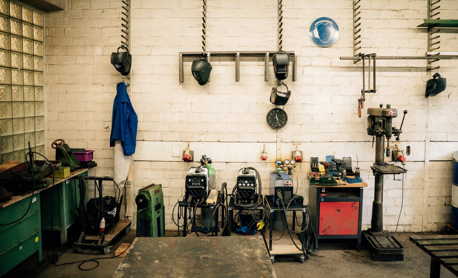 Einblick in die Metallwerkstatt im Maschinendorf.