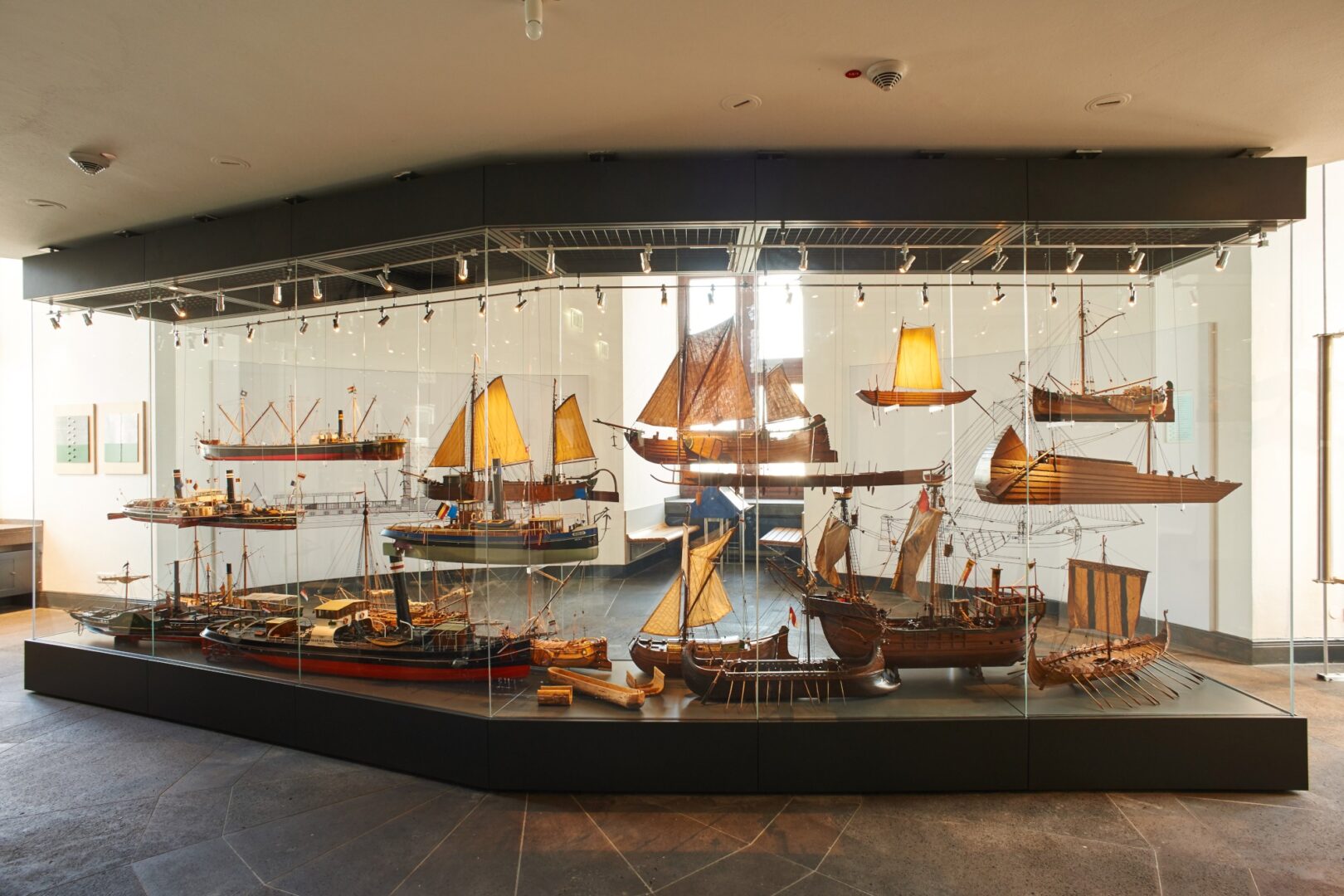 Vitrine mit Modellen aus 8.000 Jahren Rheinschifffahrt.