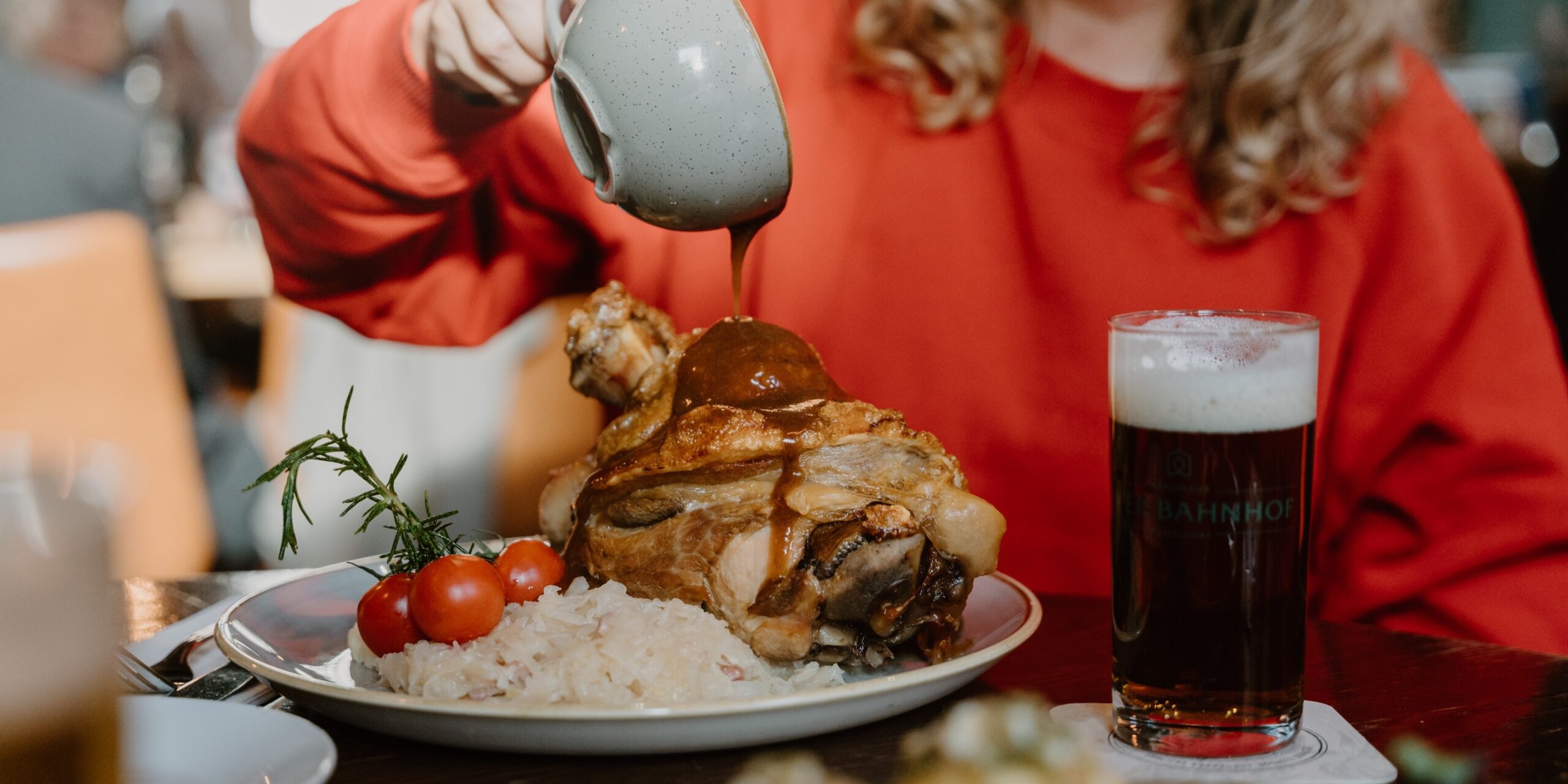 6 Hotspots für Altbier & rheinische Küche im Brauhaus Düsseldorf