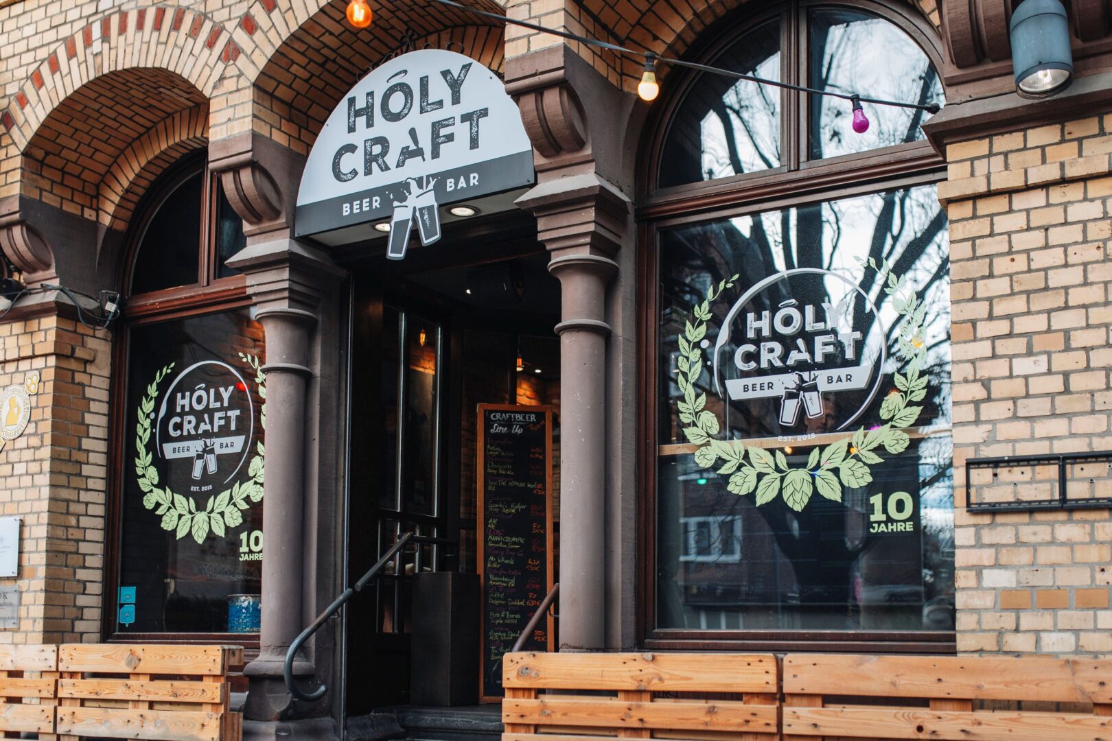 Man sieht den Eingang zur Holy Craft Beer Bar. 
