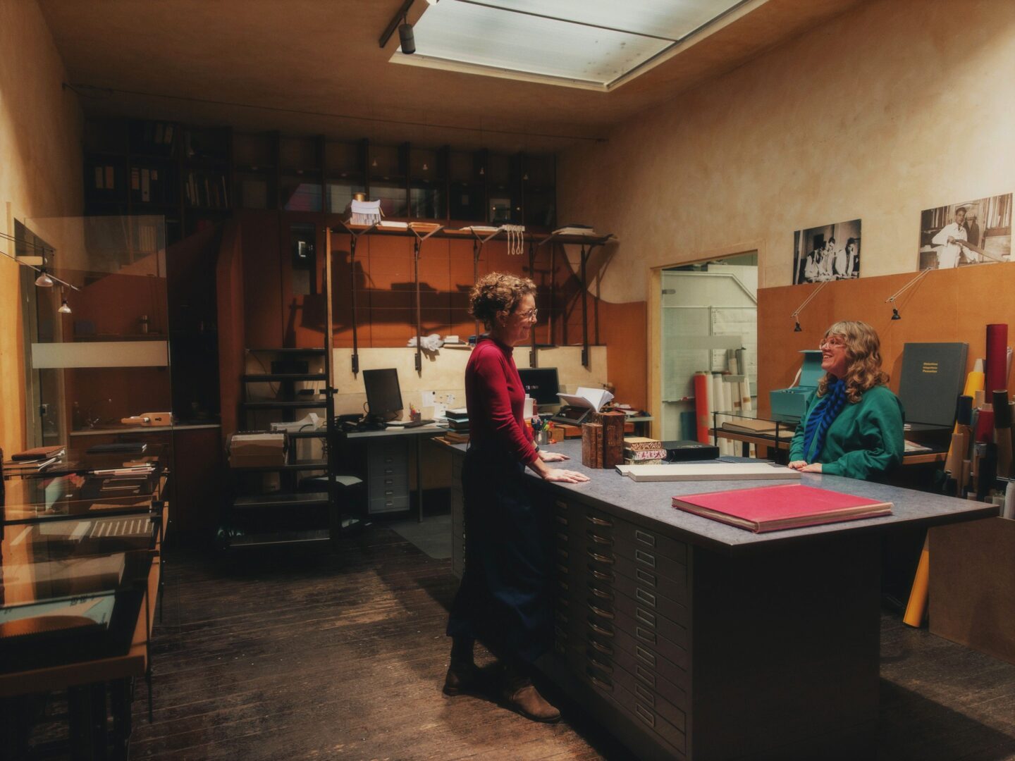 In der Werkstatt: Ulrike Mersemeyer und Karolina Landowski (re) im Interview.