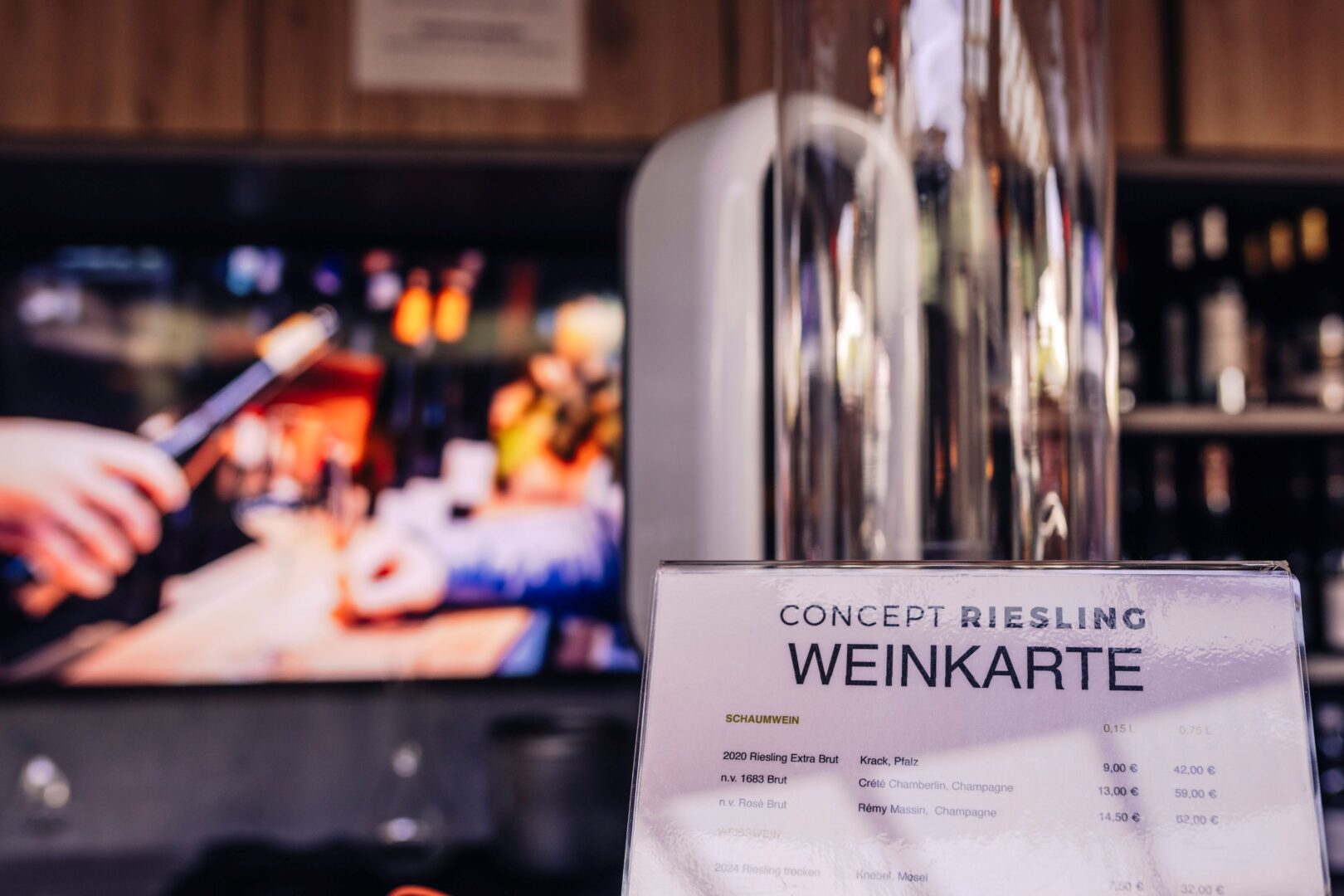 Man sieht rechts die Weinkarte von Concept Riesling im Anschnitt und im Hintergrund unscharf den Stand.