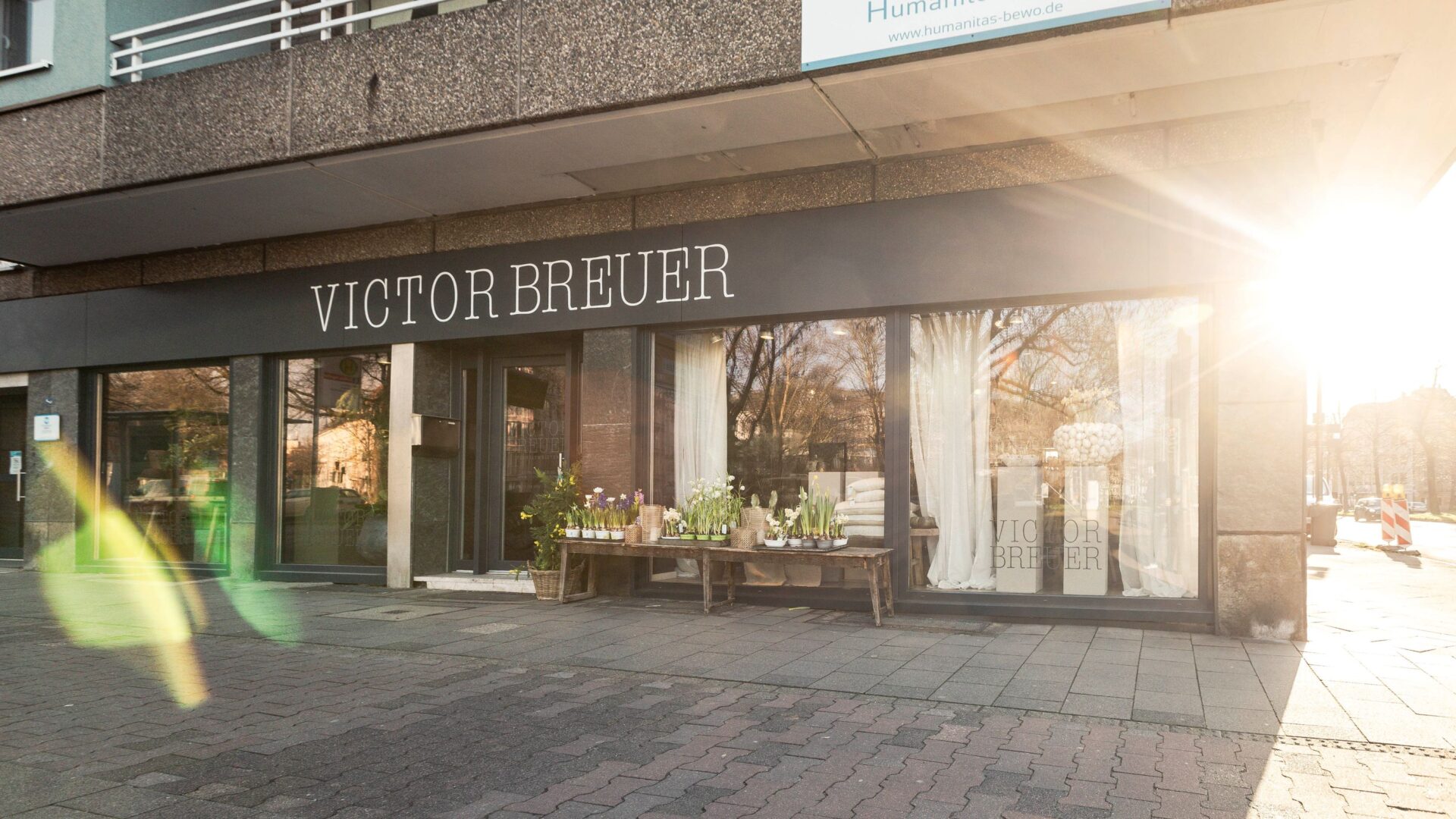 Das Ladenlokal von Victor Breuer von außen.