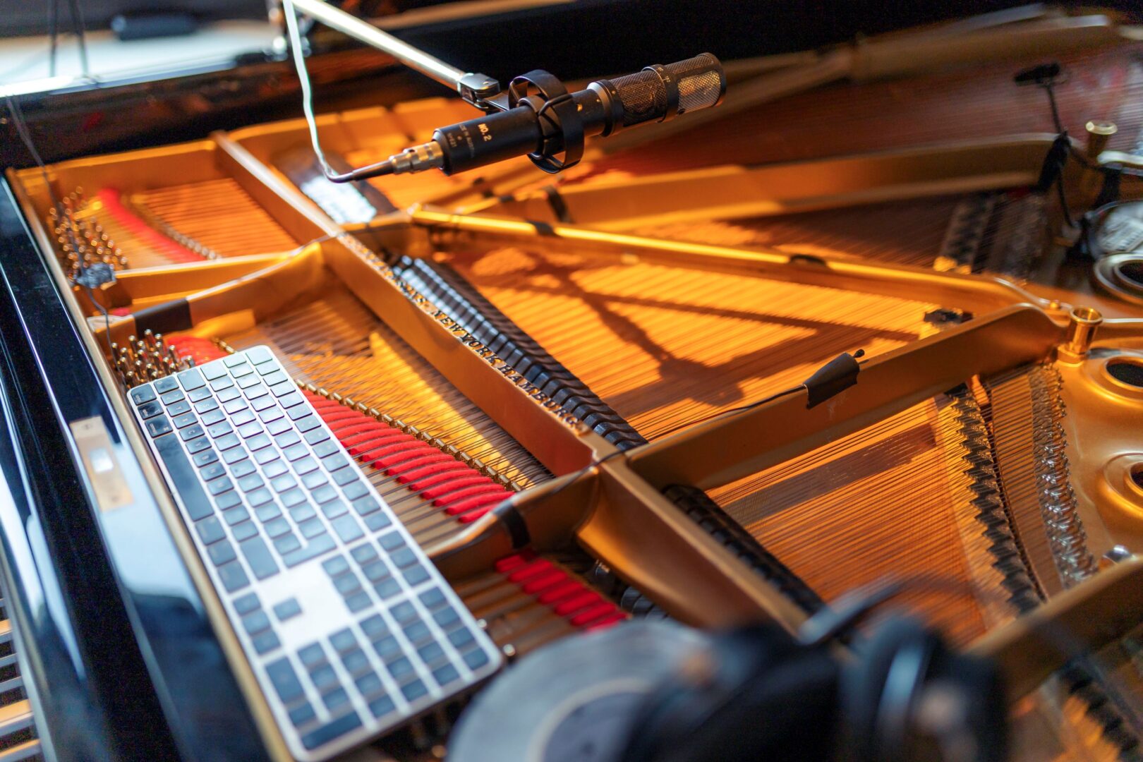 Man sieht in ein Klavier, das speziell eingerichtet ist, um bestimmte Hauschka-spezifische Sounds zu erzeugen.