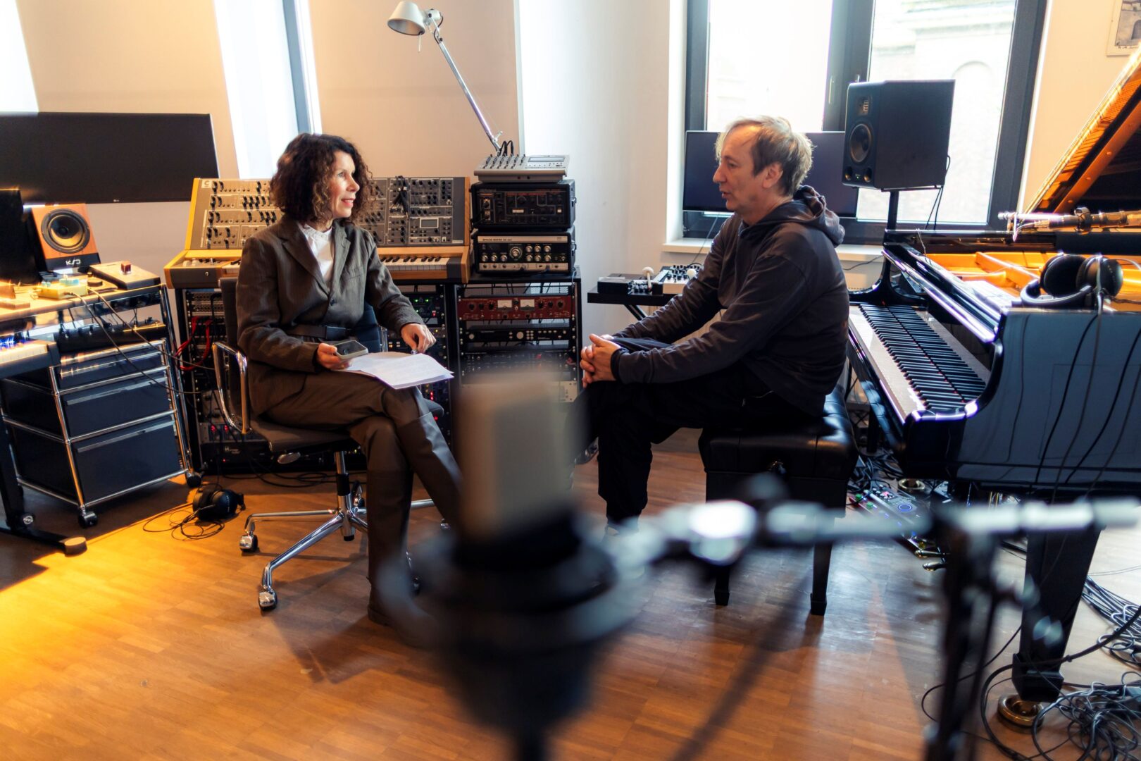 Ilona Marx (li) und Volker Bertelmann sitzen im Studio beim Interview. 