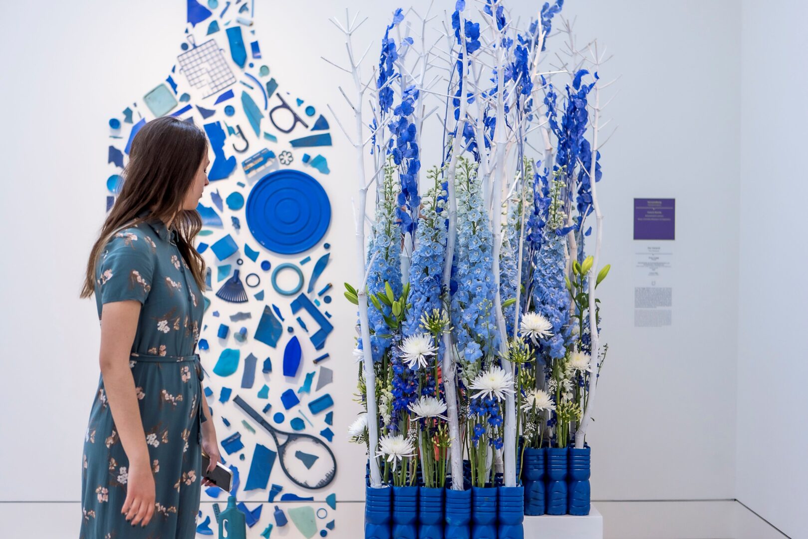 Palastblühen 2024: "Verwandlung" von Blumen Lehmann links vor "Der General". Es dominieren die Farben Blau und Weiß. 