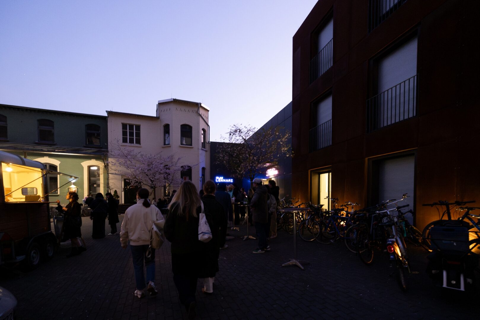 Der Hinterhof, in dem die Sammlung Philara liegt, in der Abenddämmerung. 