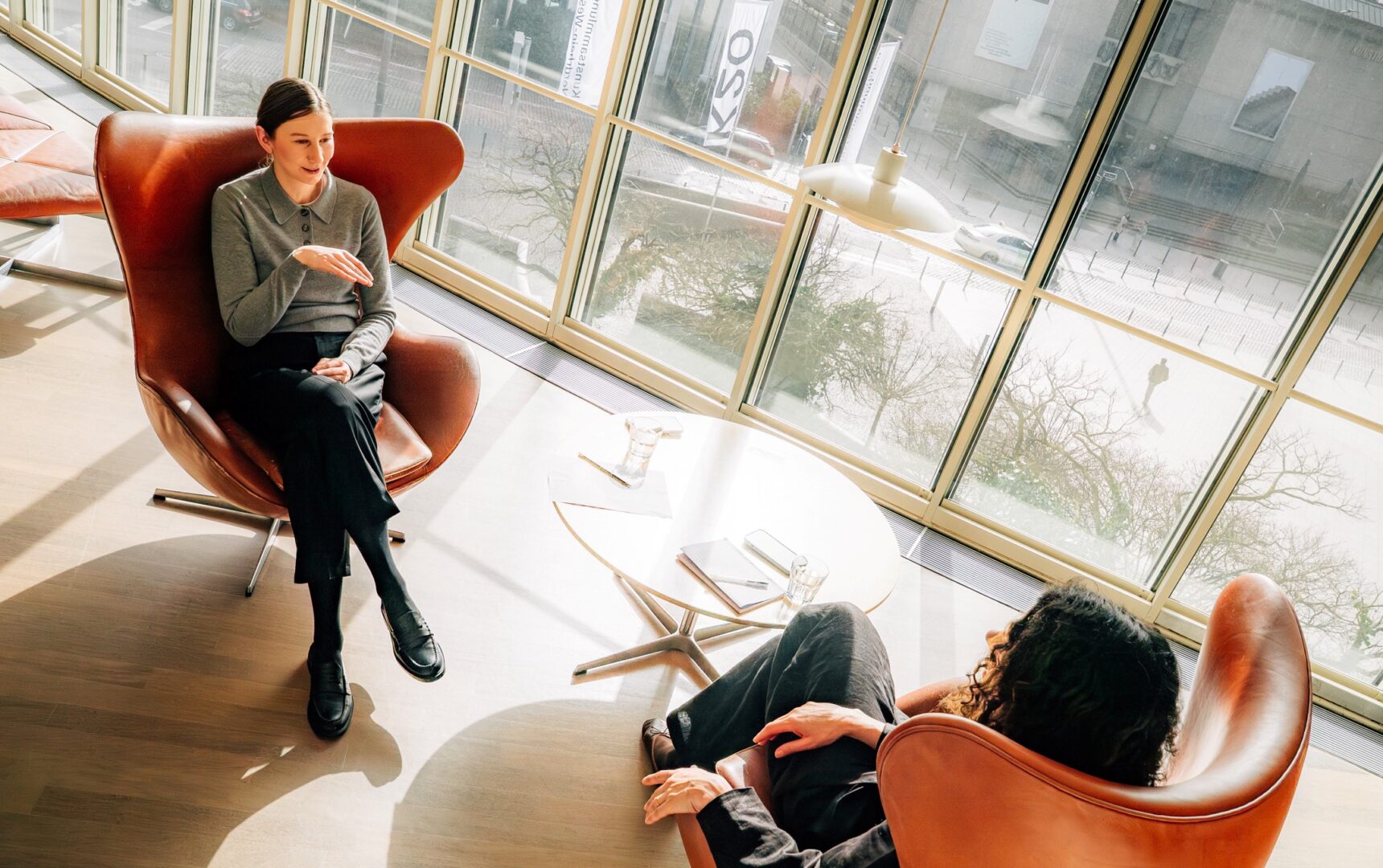 Vivien Trommer (links) und Ilona Marx von oben aufgenommen, während sie das Interview führen.