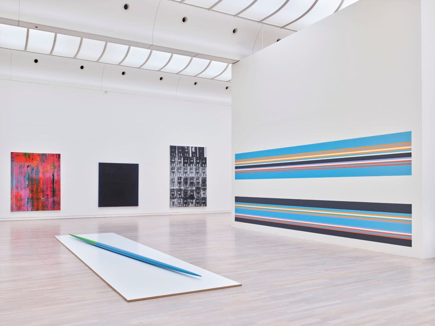 Blick in einen Ausstellungsraum der Kunstsammlung Nordrhein-Westfalen mit verschiedenen Exponaten.