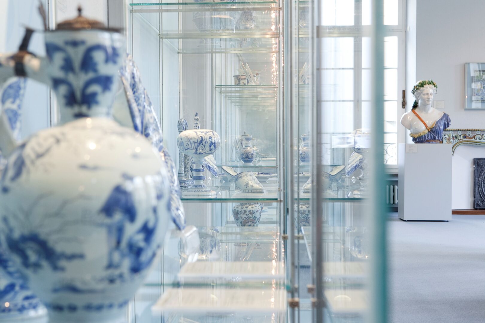 Ein weiterer Blick in einen Ausstellungsraum des Hetjens Museum.