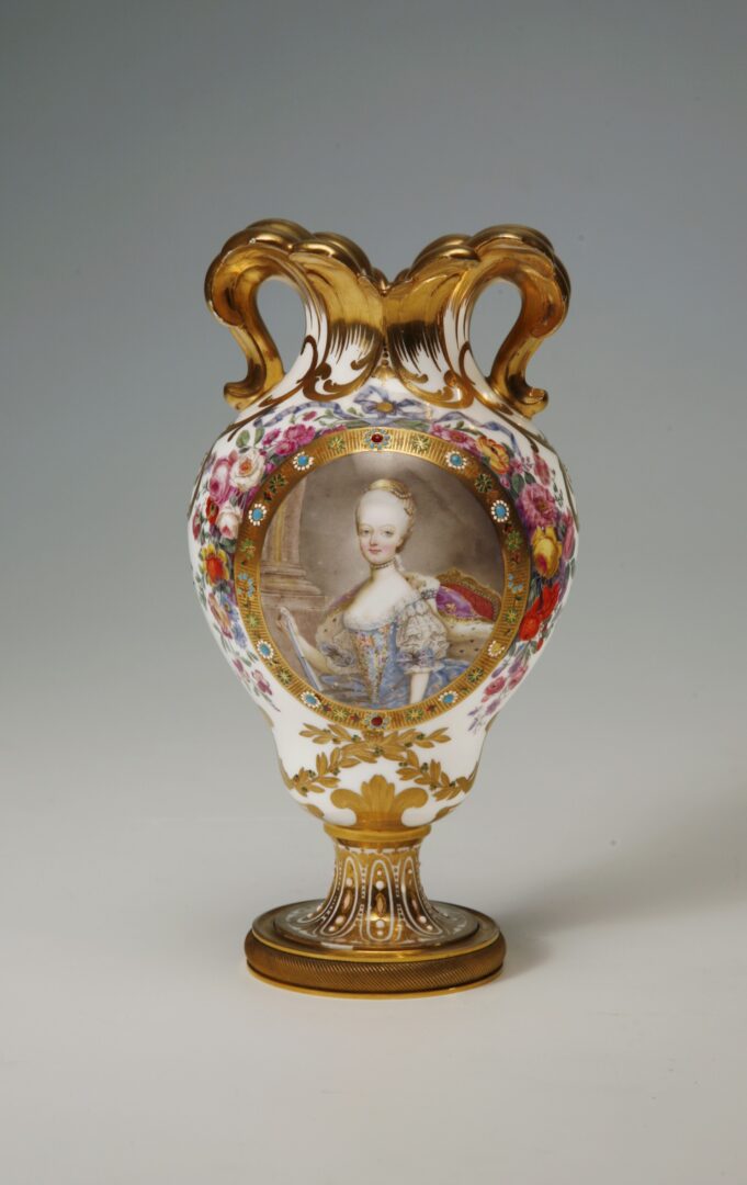 Vase aus französischem Weichporzellan mit einem Porträt von Marie Antoinette.
