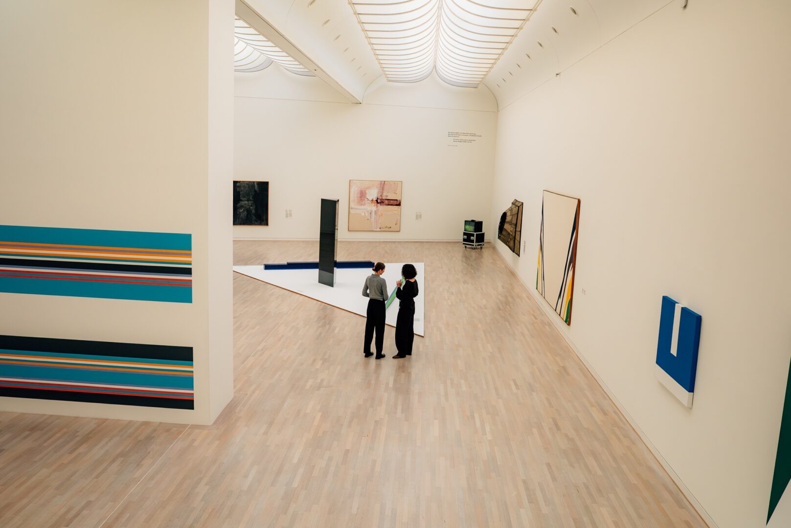 Man sieht zwei Frauen in einem großen Ausstellungsraum der Kunstsammlung Nordrhein-Westfalen.