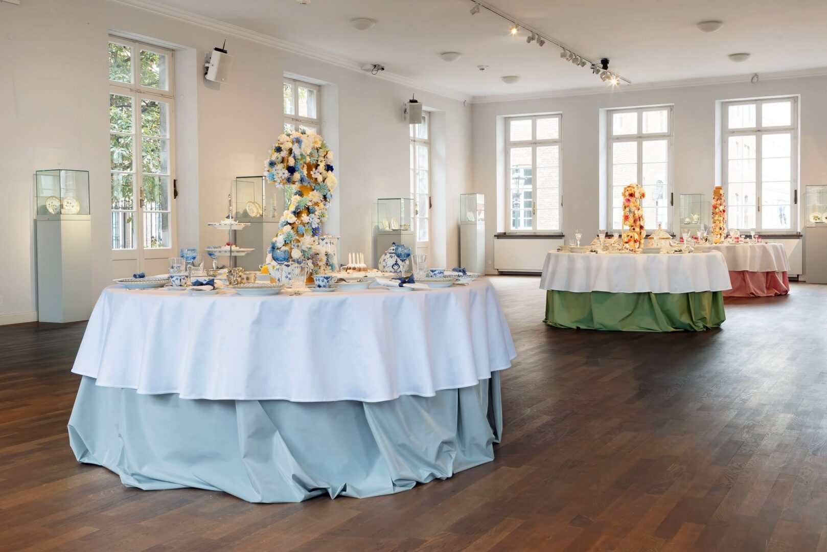 Blick in die Ausstellung „Happy Birthday, Royal Copenhagen!“ im Hetjens Museum.