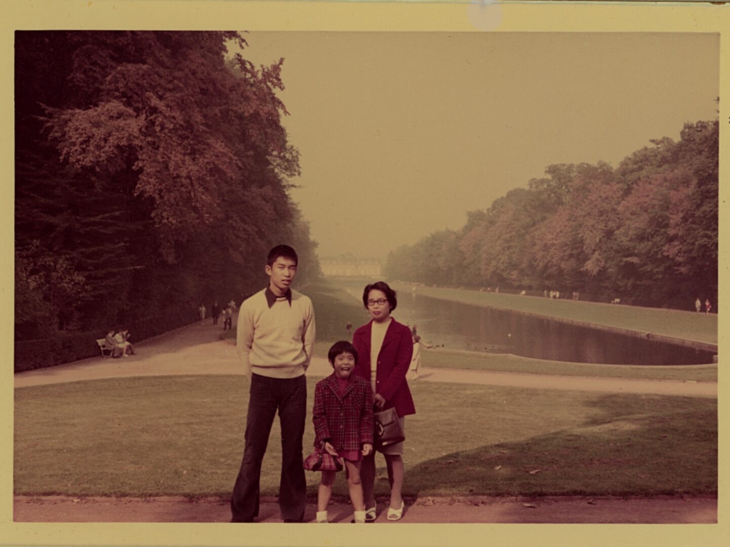 Ein Bild aus den 70er Jahren. Man sieht Shingo Shimada mit seinen Eltern im Benrather Schlosspark. 