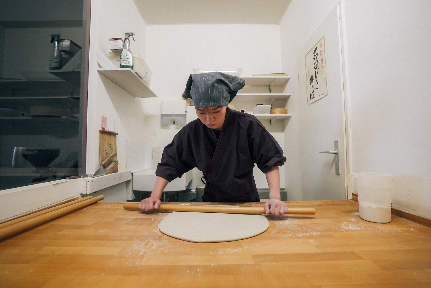 Tamaki Hamano macht in der kleinen Küche des Soba-An Buchweizennudeln, auf japanisch: Soba.