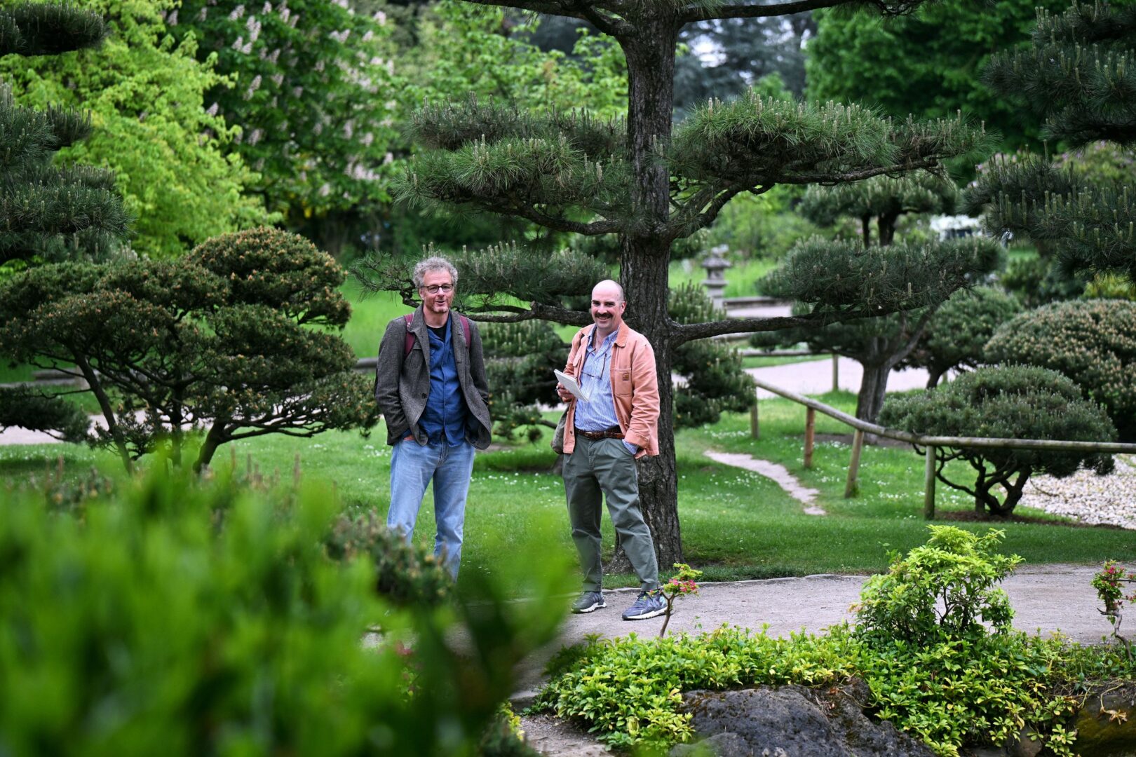 Prof. Christian Tagsold (links) und Clemens Henle führen ein Interview. Location: Der japanische Garten Düsseldorf.