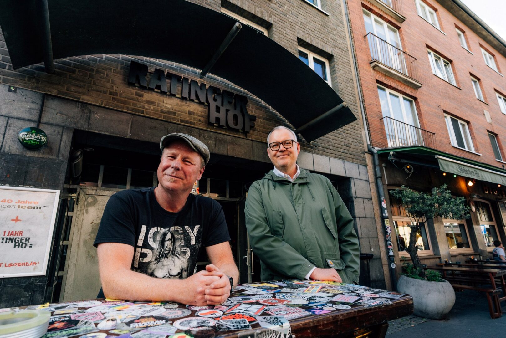 Die beiden Tourguides Dirk Mews (links) und Michael Wenzel vor dem heutigen Ratinger Hof.