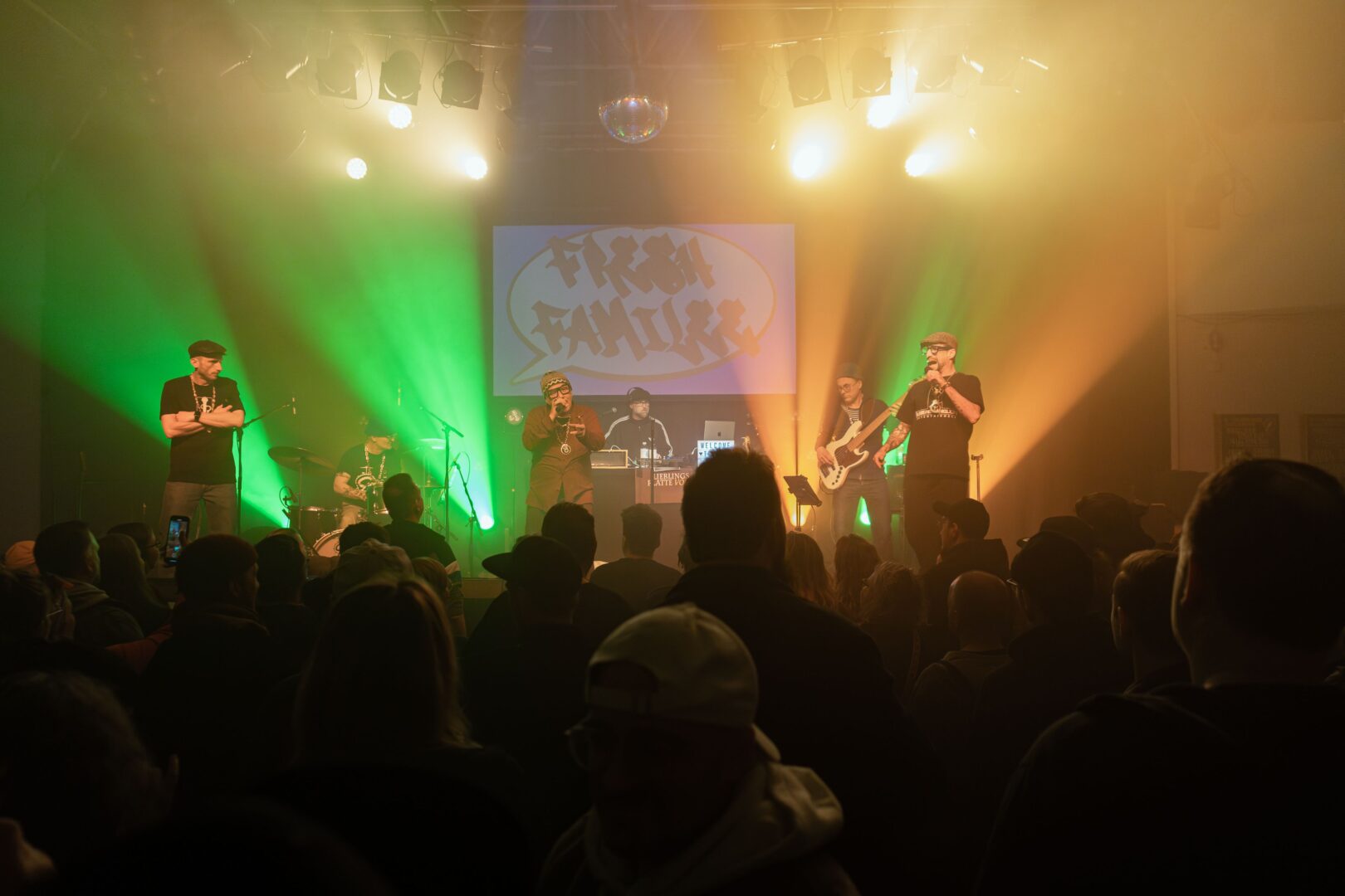 Fresh Family Reunion im zakk Düsseldorf: Man sieht die HipHopper auf der Bühne.
