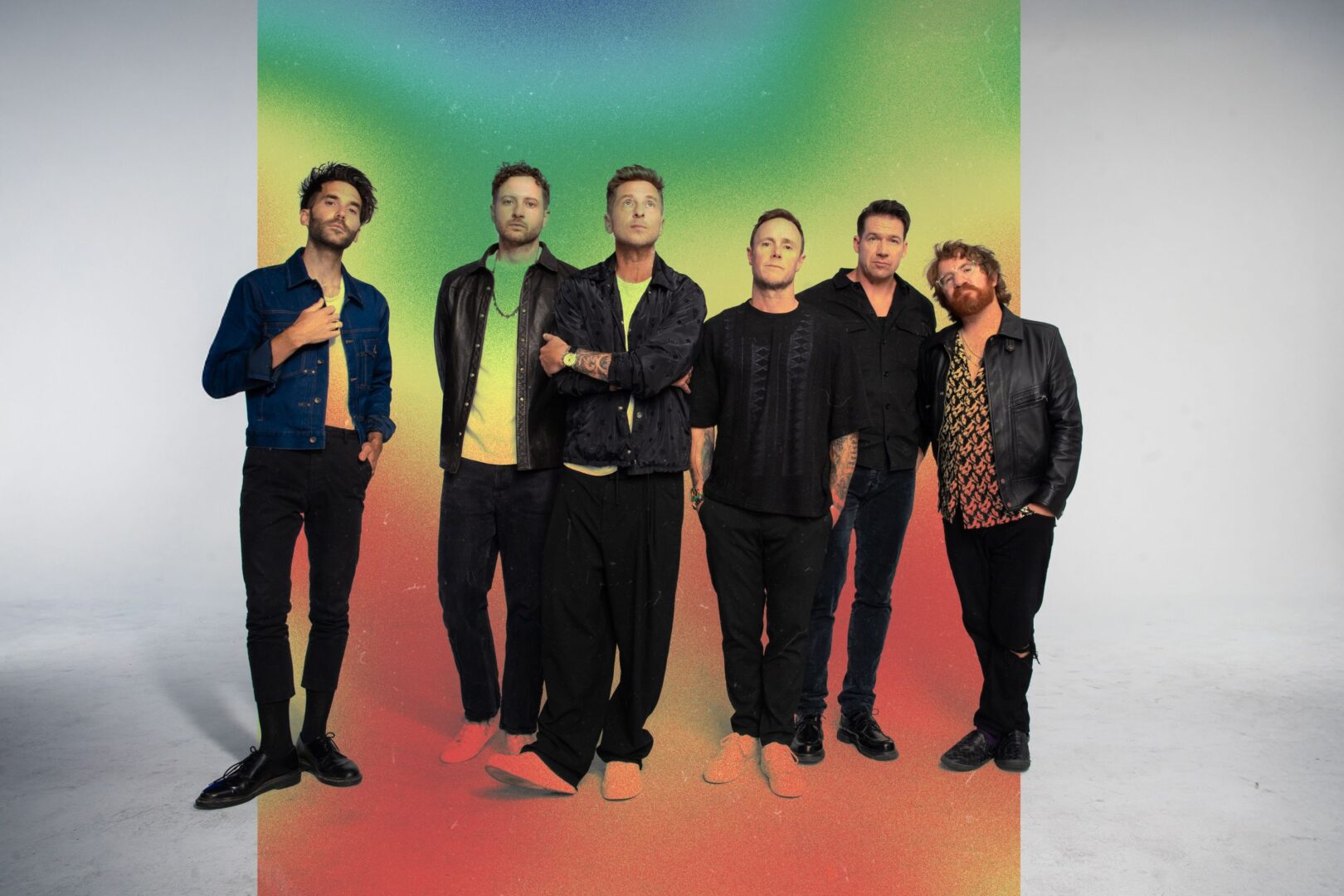 Konzerte in Düsseldorf: Die Band One Republic stehen vor einem regenbogenfarbenem Verlauf und gucken in die Kamera.