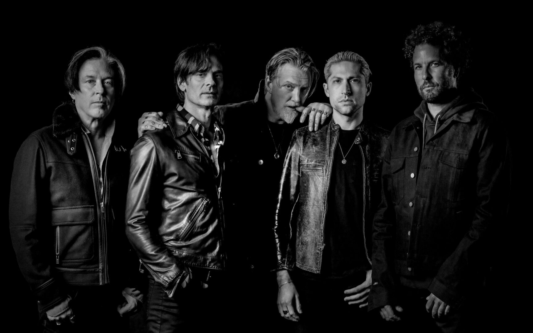 Konzerte in Düsseldorf: Die Band Queens of the Stone Age auf einem schwarzweiß Foto.