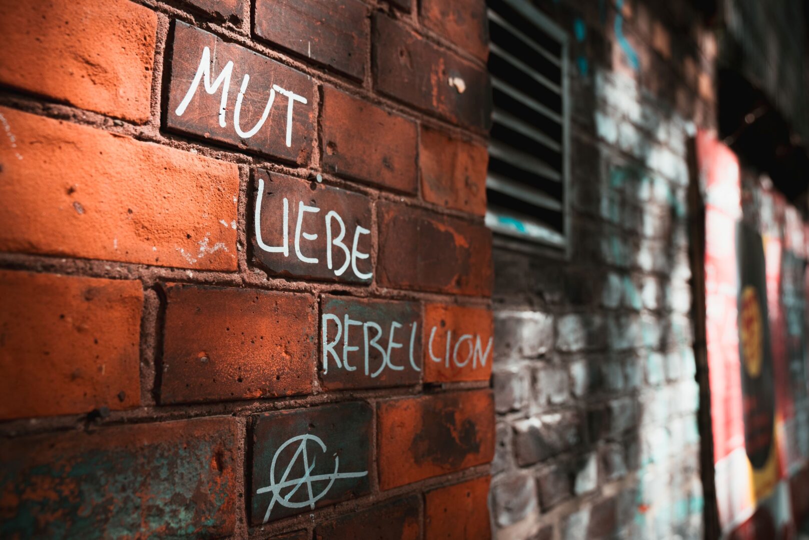 "Mut, Liebe, Rebellion": Tag an der Backsteinaußenfassade des zakk.